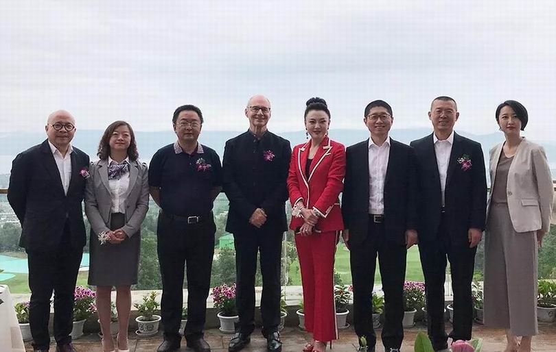 YANG董事长杨邦胜先生与参会嘉宾合影留念 YANG董事长杨邦胜先生与参会嘉宾合影留念