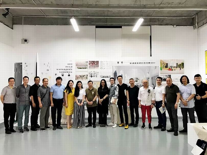 全体校内外导师在研究生成果展会现场合影留念