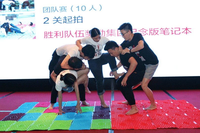 指压板上完成高难度的动作，是脑力和体力的双重考验
