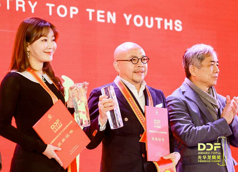 杨邦胜先生领取&ldquo;2018光华龙腾奖&bull;中国装饰设计业推动金质奖章&rdquo;