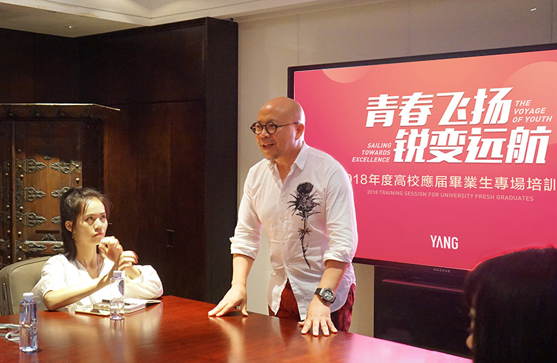 YANG设计集团创始人、总裁杨邦胜先生与同学们进行面对面的交流与分享 YANG设计集团创始人、总裁杨邦胜先生与同学们进行面对面的交流与分享