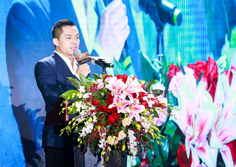 杨邦胜设计集团董事陈岸云先生主持员工大会 杨邦胜设计集团董事陈岸云先生主持员工大会