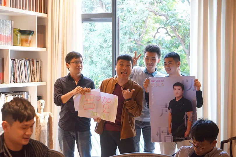 热情而又阵容强大的粉丝团大声表白参赛选手
