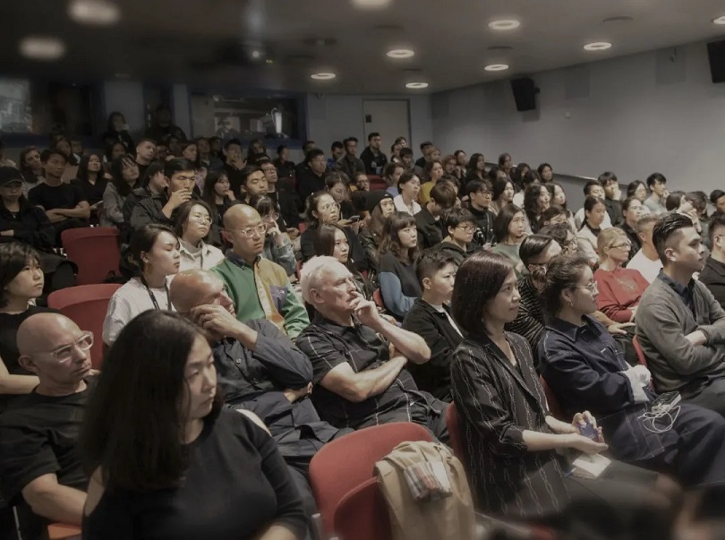 YANG设计集团创始人、总裁杨邦胜先生在英国皇家艺术学院分享设计理念