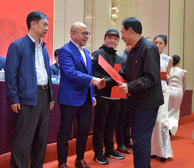 名誉会长马挺贵为YANG设计集团创始人、总裁杨邦胜先生颁发2019-2020建筑装饰行业科技人才奖 名誉会长马挺贵为YANG设计集团创始人、总裁杨邦胜先生颁发2019-2020建筑装饰行业科技人才奖